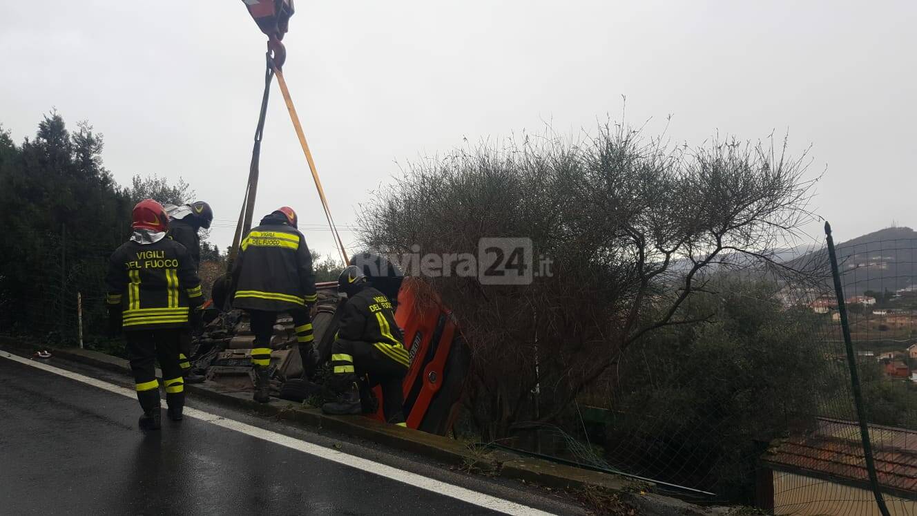 Imperia, auto fuori strada in via Diano Calderina: conducente illesa