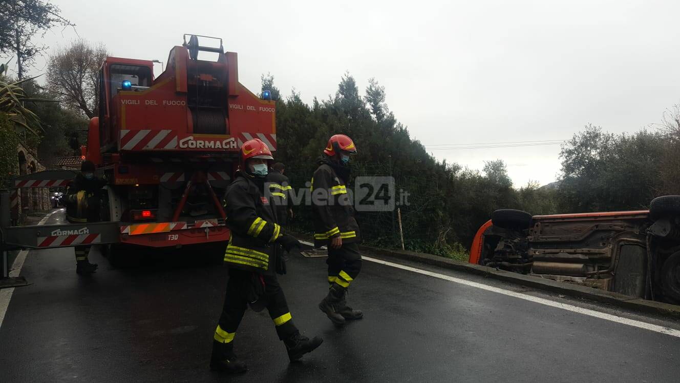 Imperia, auto fuori strada in via Diano Calderina: conducente illesa