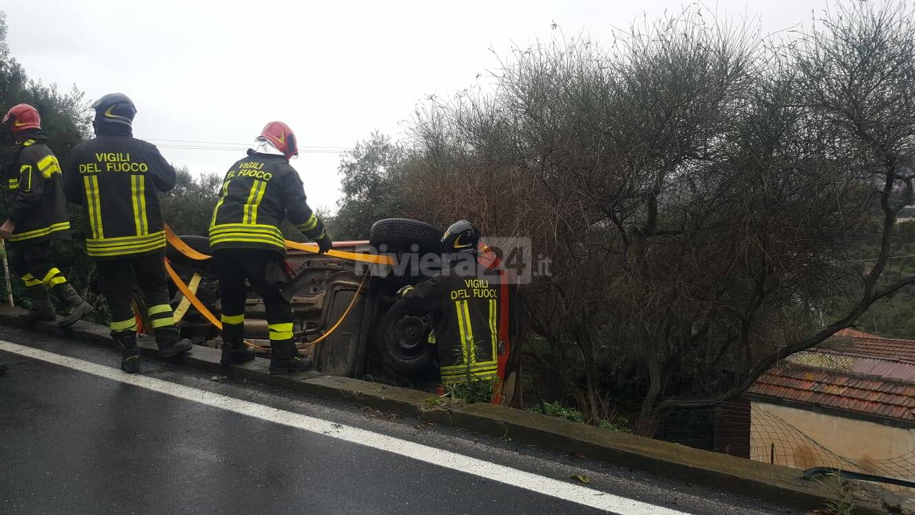 Imperia, auto fuori strada in via Diano Calderina: conducente illesa