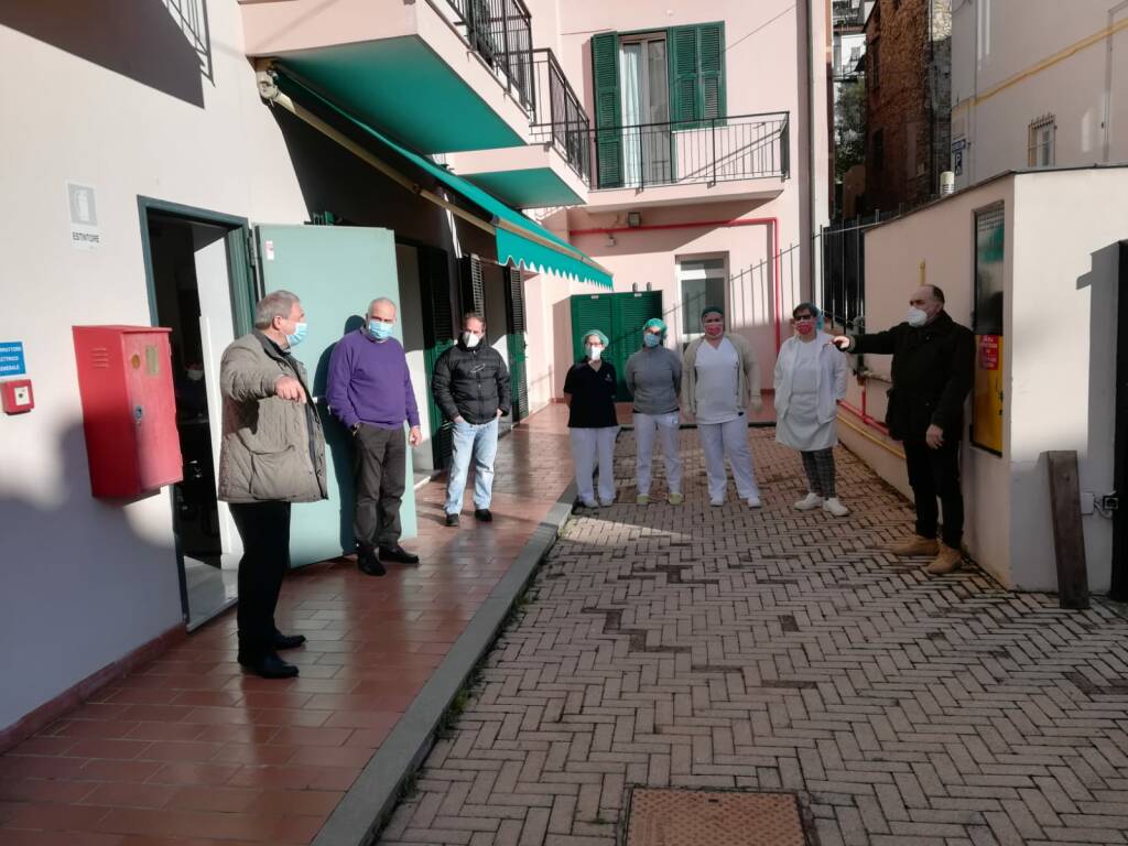 Pontedassio, Sindaco e consiglieri comunali in visita alla casa di riposo Opere Pie Agnesi per l’Epifania