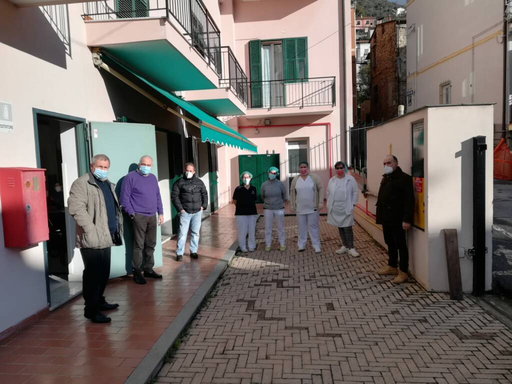 Pontedassio, Sindaco e consiglieri comunali in visita alla casa di riposo Opere Pie Agnesi per l’Epifania