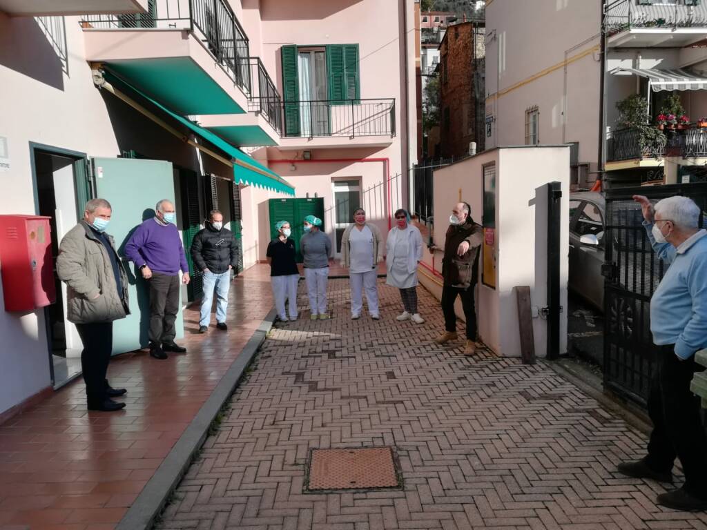 Pontedassio, Sindaco e consiglieri comunali in visita alla casa di riposo Opere Pie Agnesi per l’Epifania