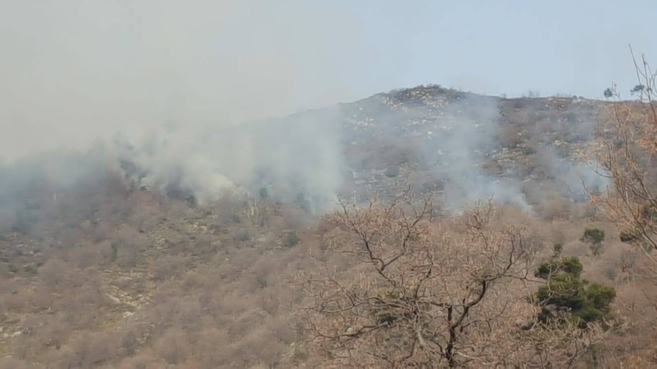 Emergenza incendi, Canadair in azione a Villa Faraldi