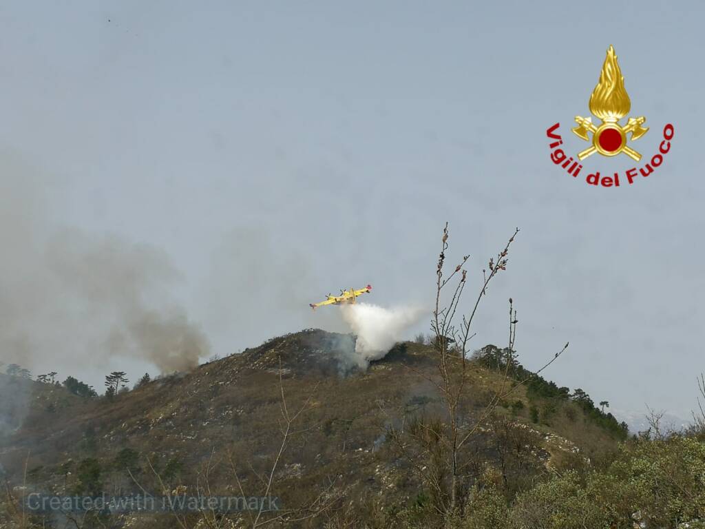 Emergenza incendi, Canadair in azione a Villa Faraldi