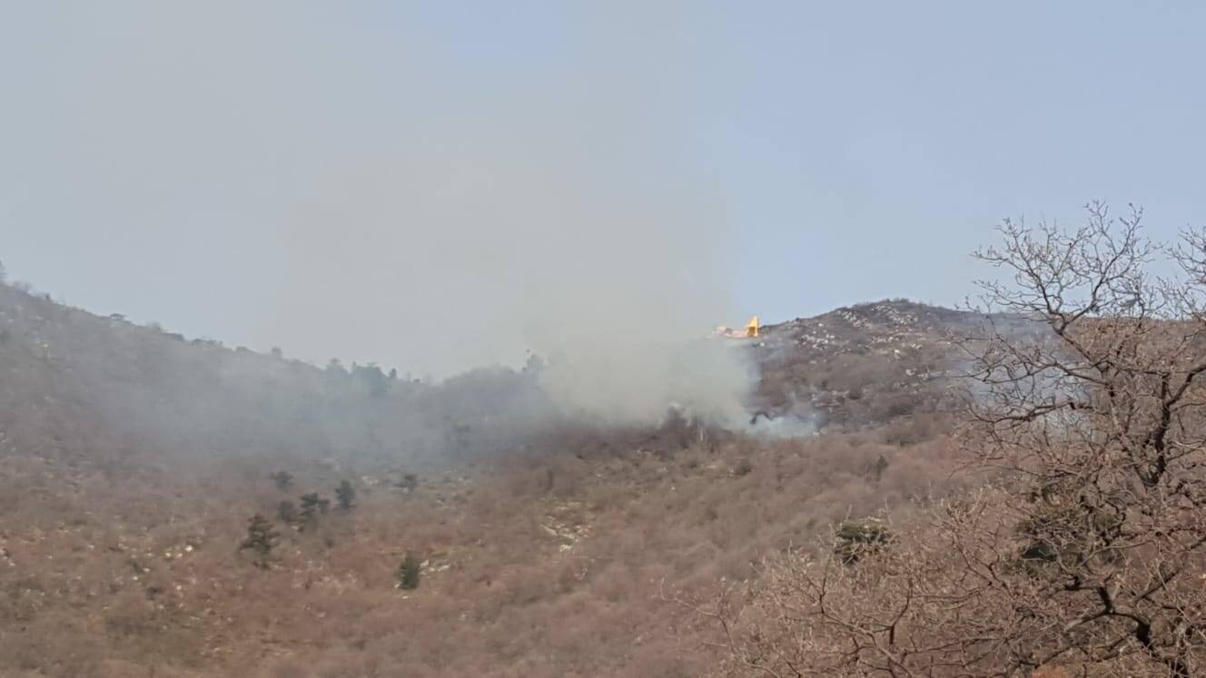 Emergenza incendi, Canadair in azione a Villa Faraldi