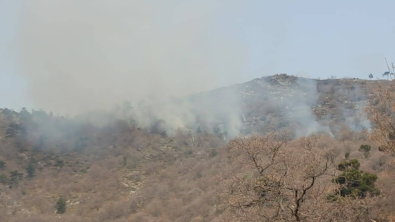 Emergenza incendi, Canadair in azione a Villa Faraldi