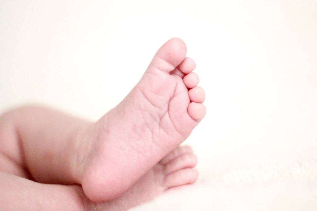 Far camminare i bambini a piedi nudi fa bene, i benefici spiegati dal podologo Marika Manera