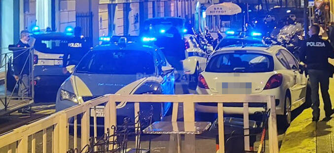 Sanremo, assembramento in via Martiri. Blitz della polizia