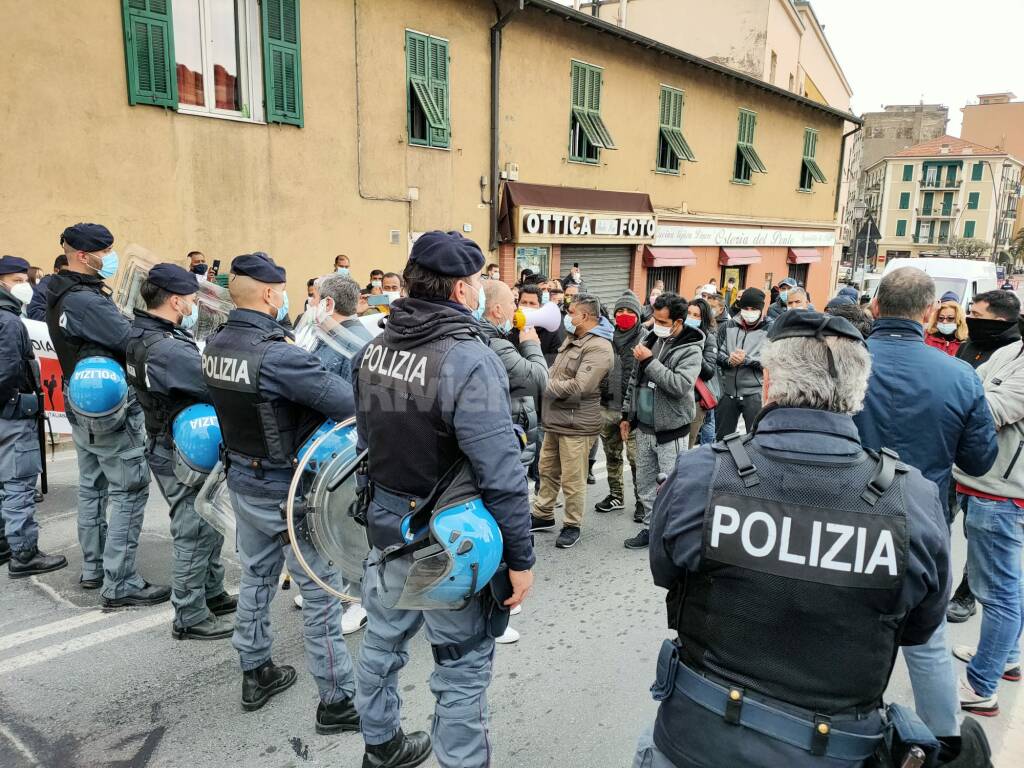 Ventimiglia, le partite Iva scendono in piazza. Manifestazione davanti al Comune