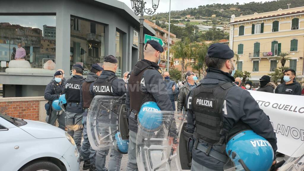 Ventimiglia, le partite Iva scendono in piazza. Manifestazione davanti al Comune