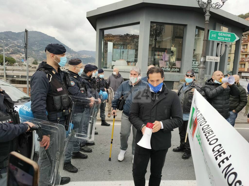 Ventimiglia, le partite Iva scendono in piazza. Manifestazione davanti al Comune