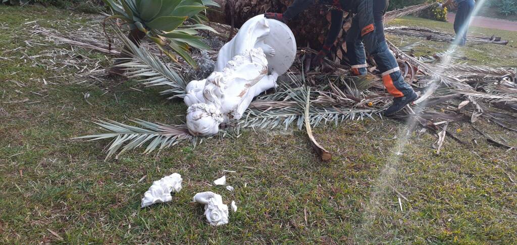 Crolla una palma a Villa Ormond, in pezzi la statua della primavera