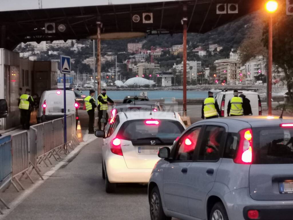 Ventimiglia, code per la Francia. Gendarmi fermano ogni veicolo alla frontiera