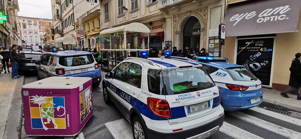 blitz polizia vigili dehor sanremo