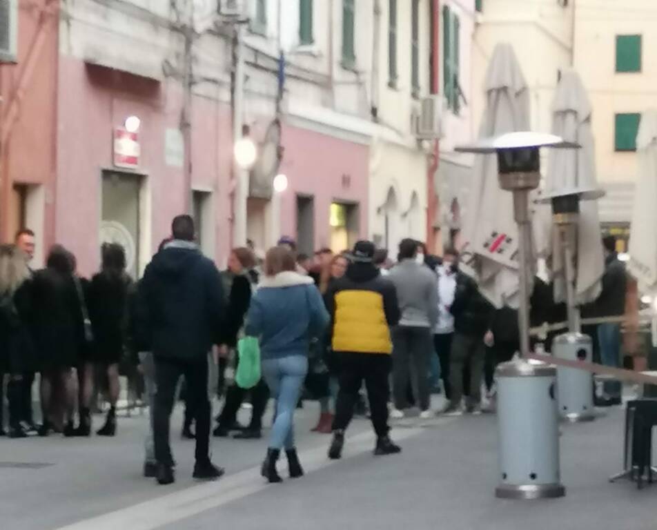 Imperia, assembramento all’ora dell’aperitivo: i giovani sfidano il Covid