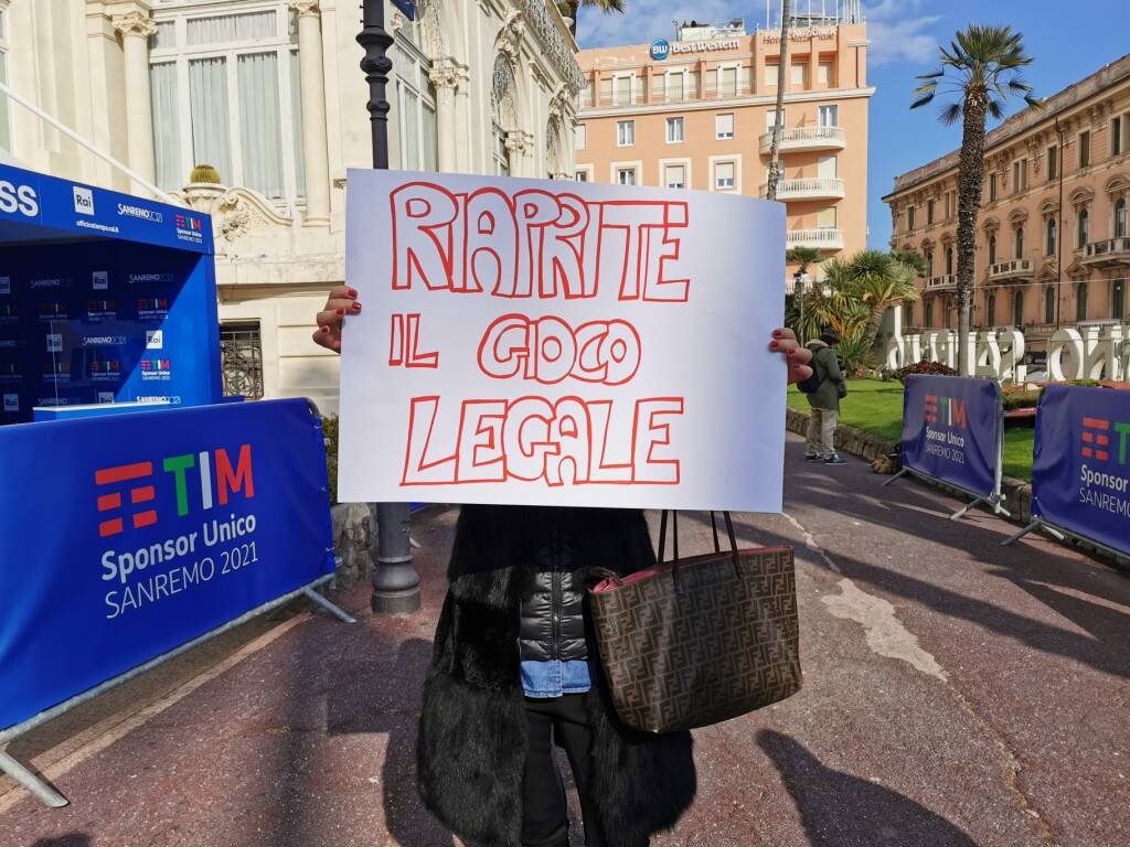 Manifestazione spontanea dei dipendenti del Casinò di Sanremo che chiedono la riapertura