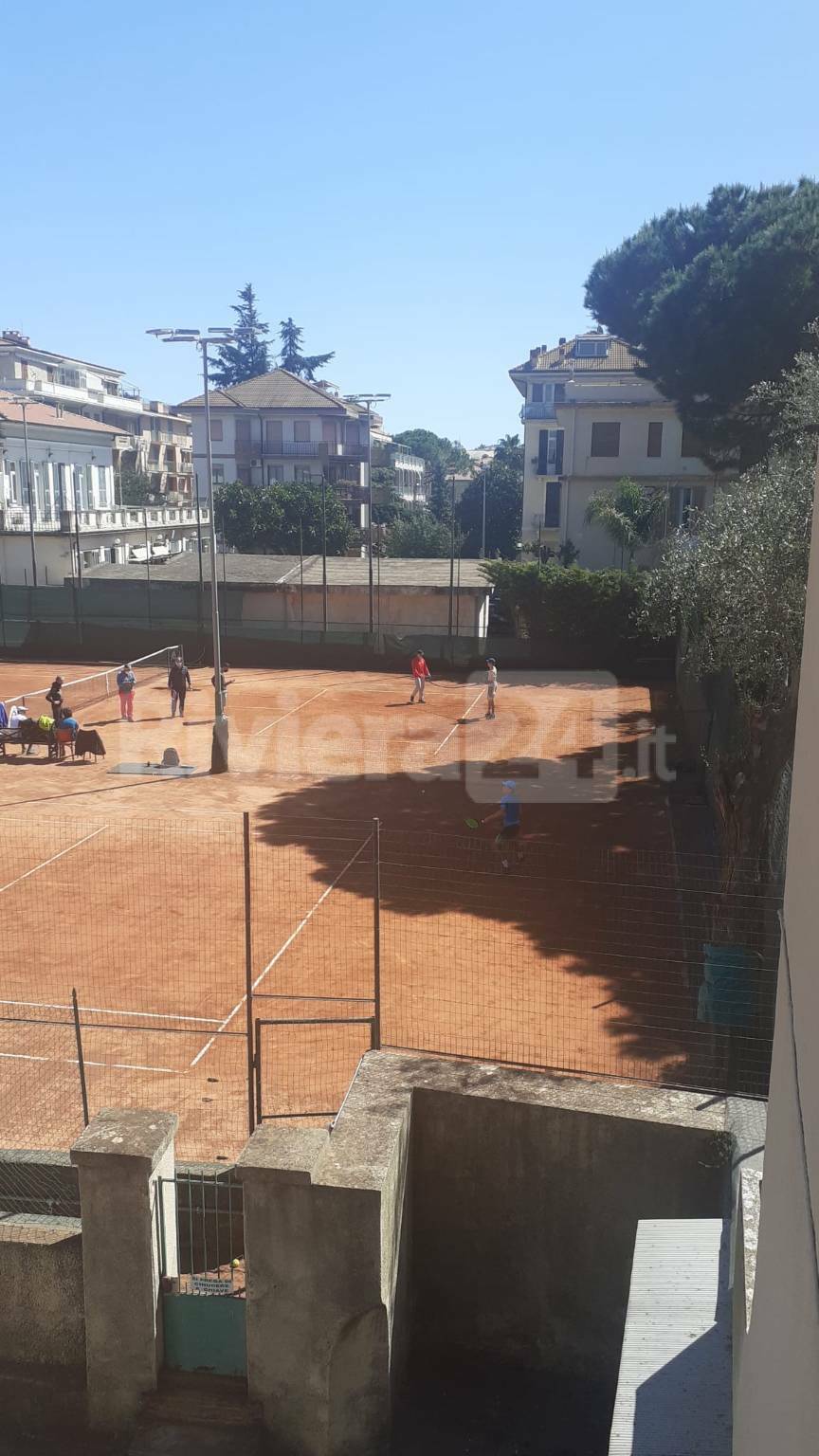 Jannik Sinner si allena nel prestigioso Bordighera Lawn Tennis Club