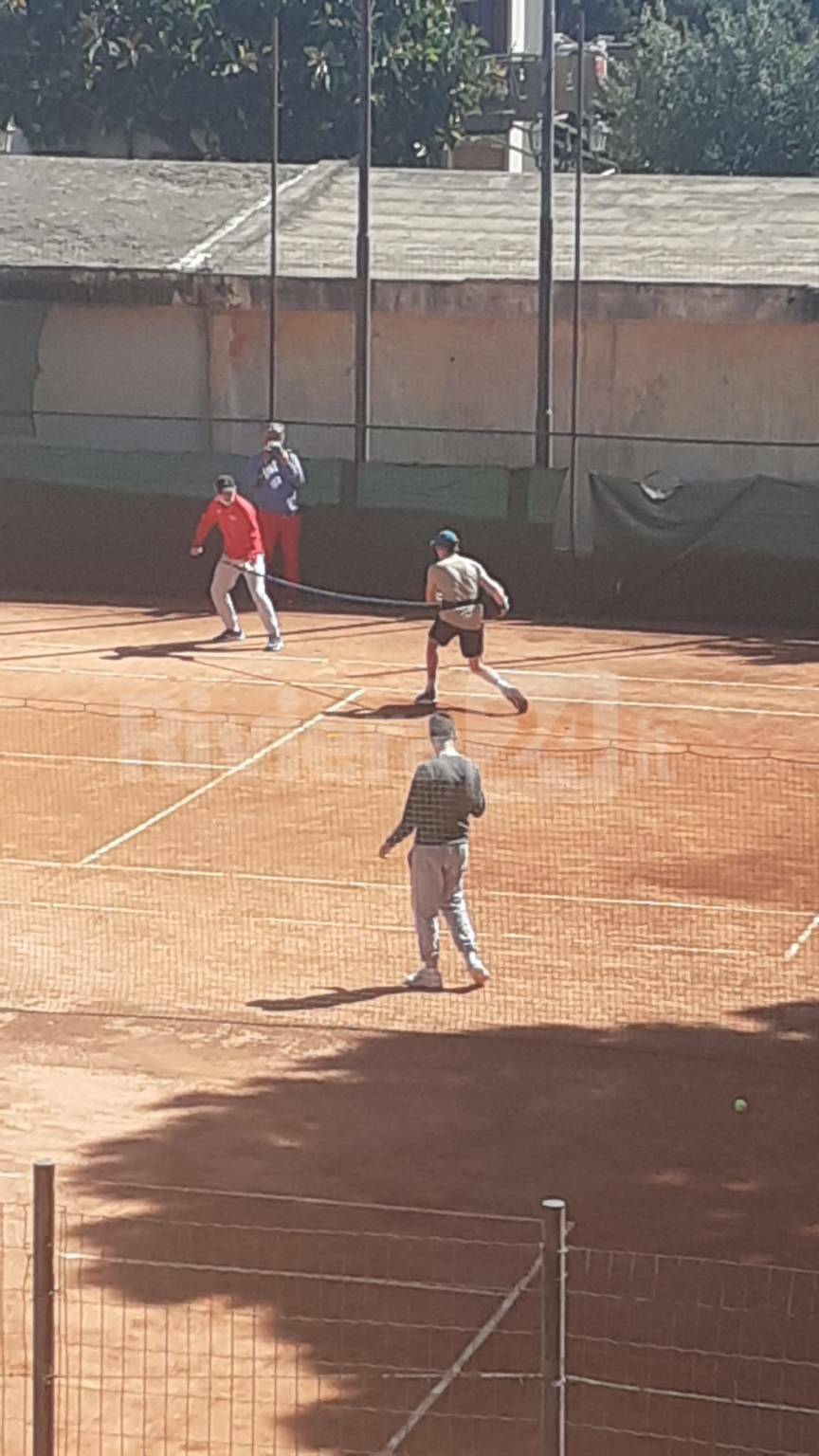 Jannik Sinner si allena nel prestigioso Bordighera Lawn Tennis Club