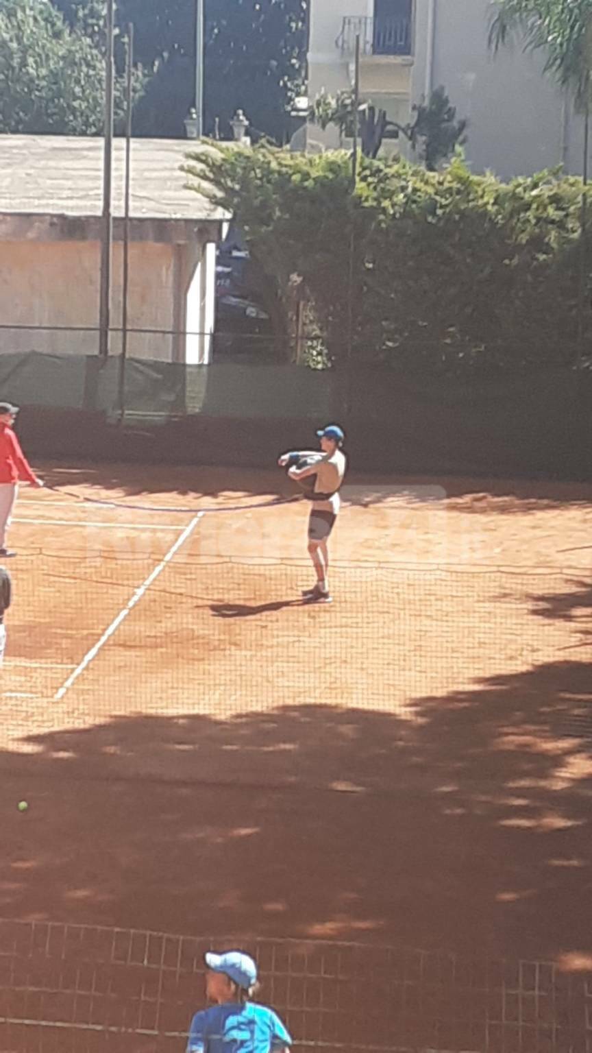 Jannik Sinner si allena nel prestigioso Bordighera Lawn Tennis Club