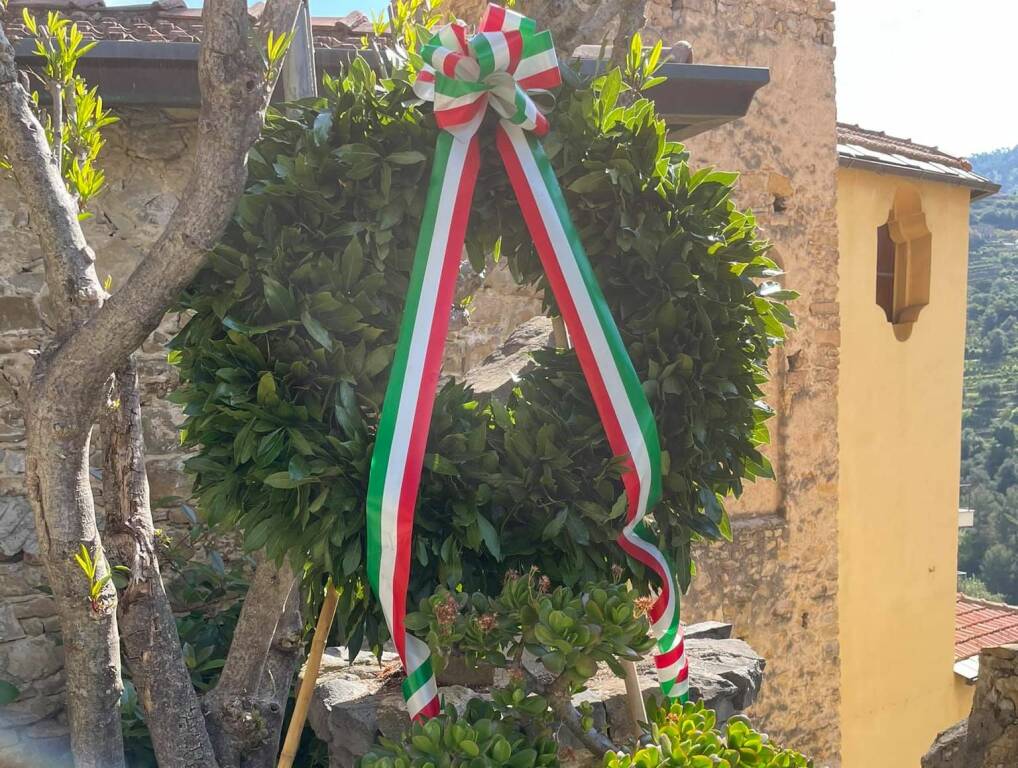 Vallebona celebra il 25 aprile, deposta una corona di alloro davanti al Monumento alla Resistenza