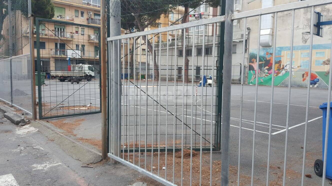 Imperia, campetto di via Gibelli:  iniziate le operazioni di cambio della recinzione