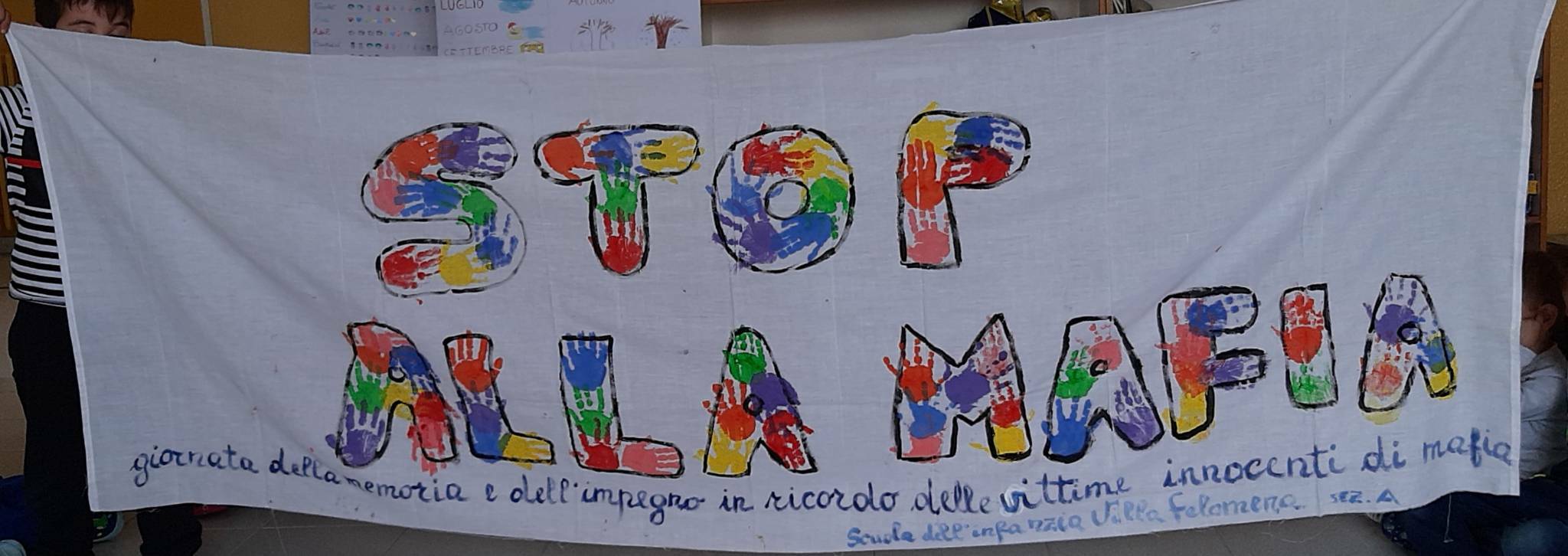 I bambini delle scuole dell’infanzia di Bordighera creano uno striscione per la Giornata contro le mafie