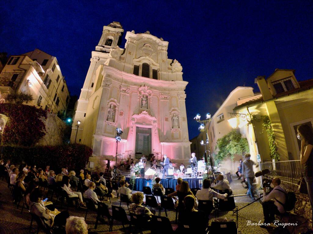 “Cervo ti Strega”, torna la cultura dal vivo nella piazza dei Corallini