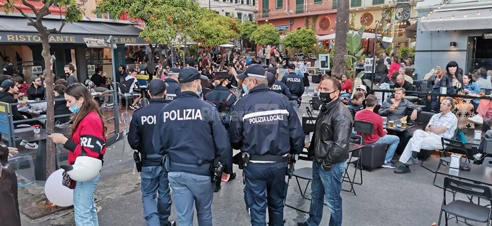 riviera24 - movida controlli sanremo polizia locale piazza bresca