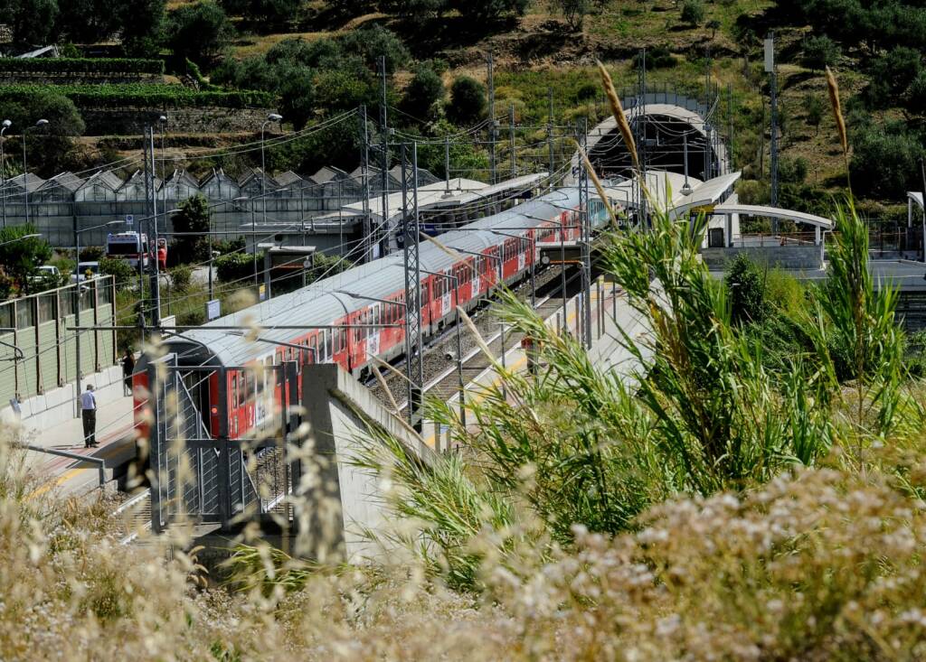 Diano Marina, tragedia in galleria: donna travolta e uccisa dal treno