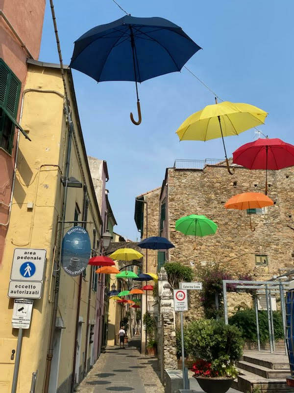 Nel centro storico di Santo Stefano al Mare arriva la galleria degli ombrelli