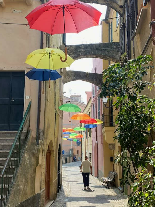 Nel centro storico di Santo Stefano al Mare arriva la galleria degli ombrelli