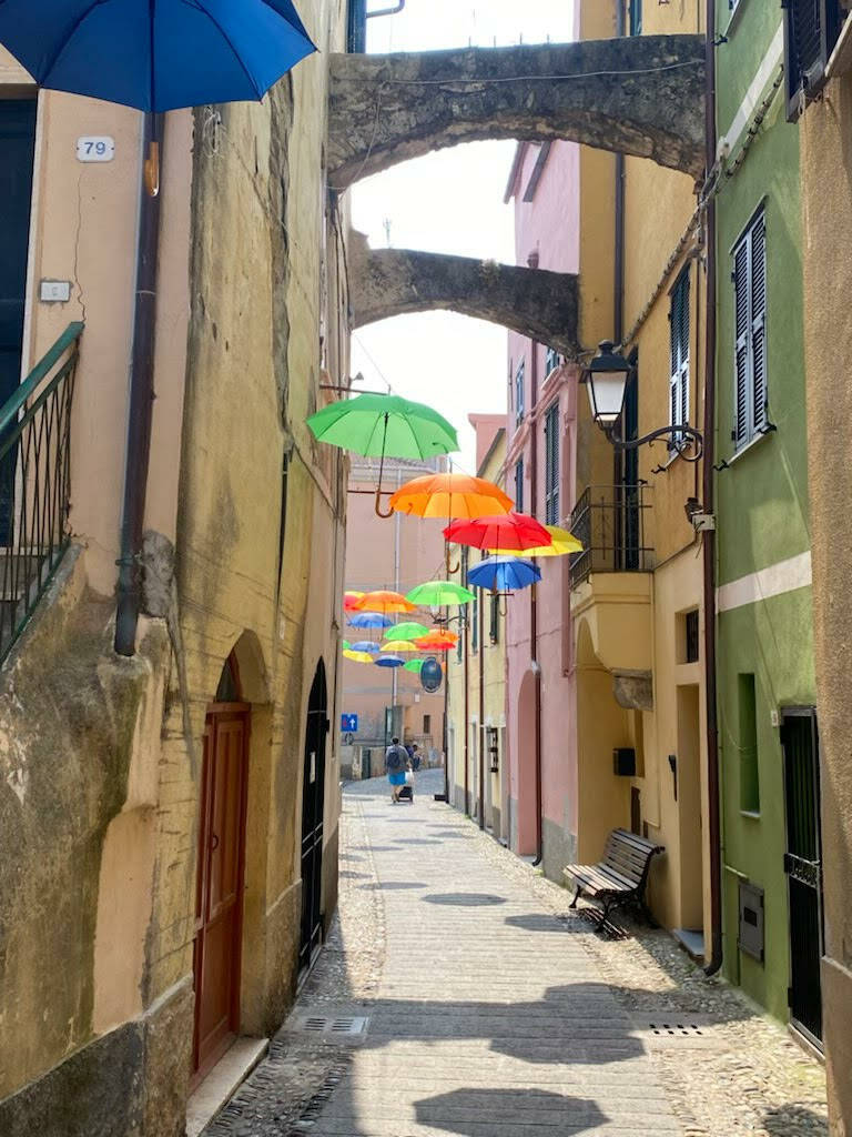 Nel centro storico di Santo Stefano al Mare arriva la galleria degli ombrelli