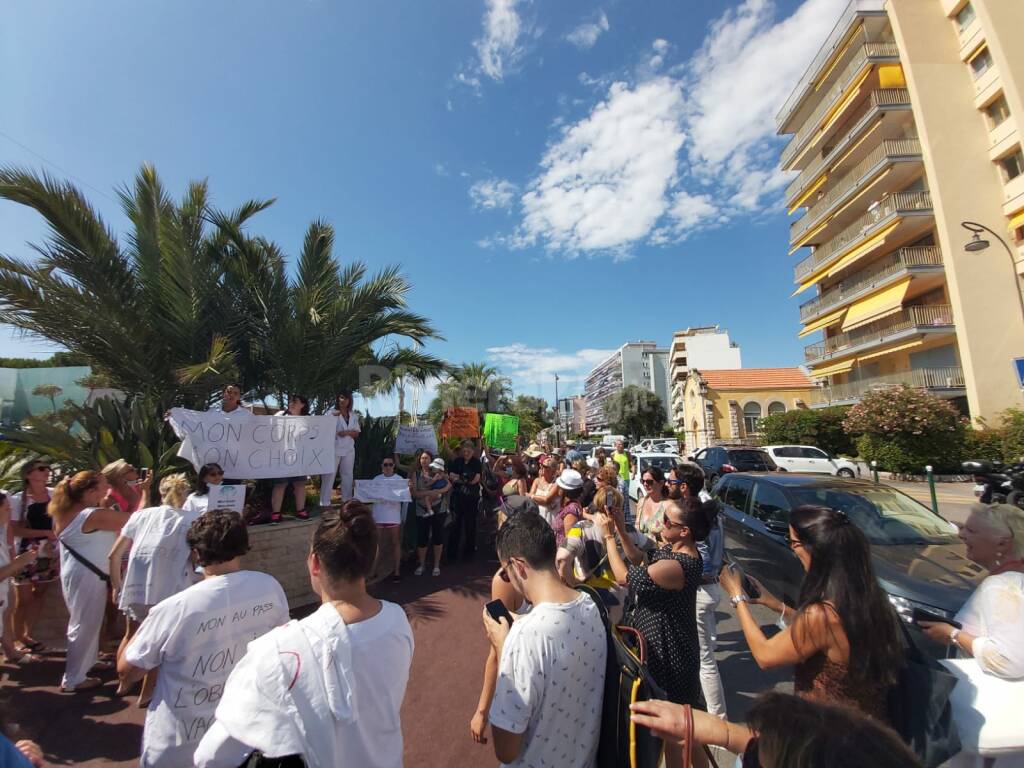 No al pass sanitario obbligatorio, francesi in corteo a Mentone