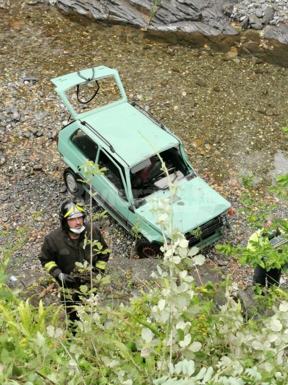 Pigna, auto fuori strada al bivio per Castelvittorio. Soccorsi mobilitati