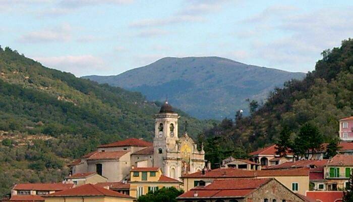 Pontedassio, lungo il Sentiero della Madonna della Neve posizionato il murales di ceramica di Albisola