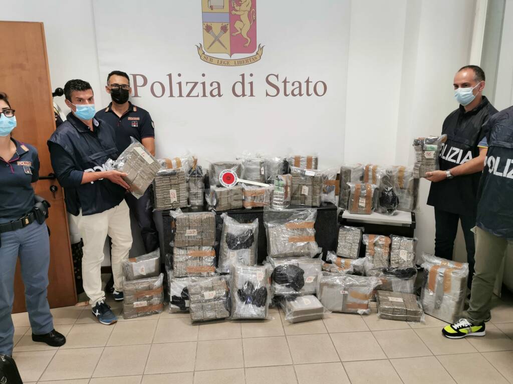 Sanremo, maxi sequestro di droga: polizia scova 2,5 quintali nascosti su tir