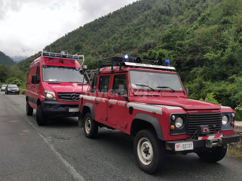 Moltedo, jeep finisce sotto strada dopo lo scontro con una Fiat: tre feriti