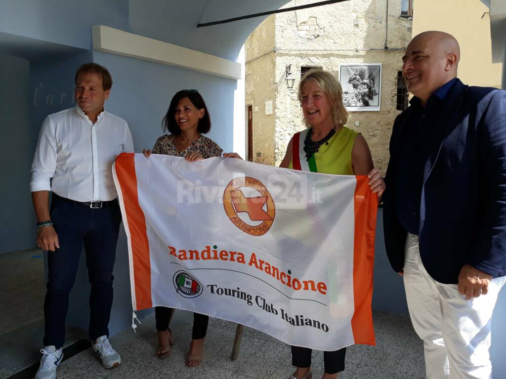 L&#8217;assessore regionale Gianni Berrino consegna la Bandiera Arancione a Vallebona