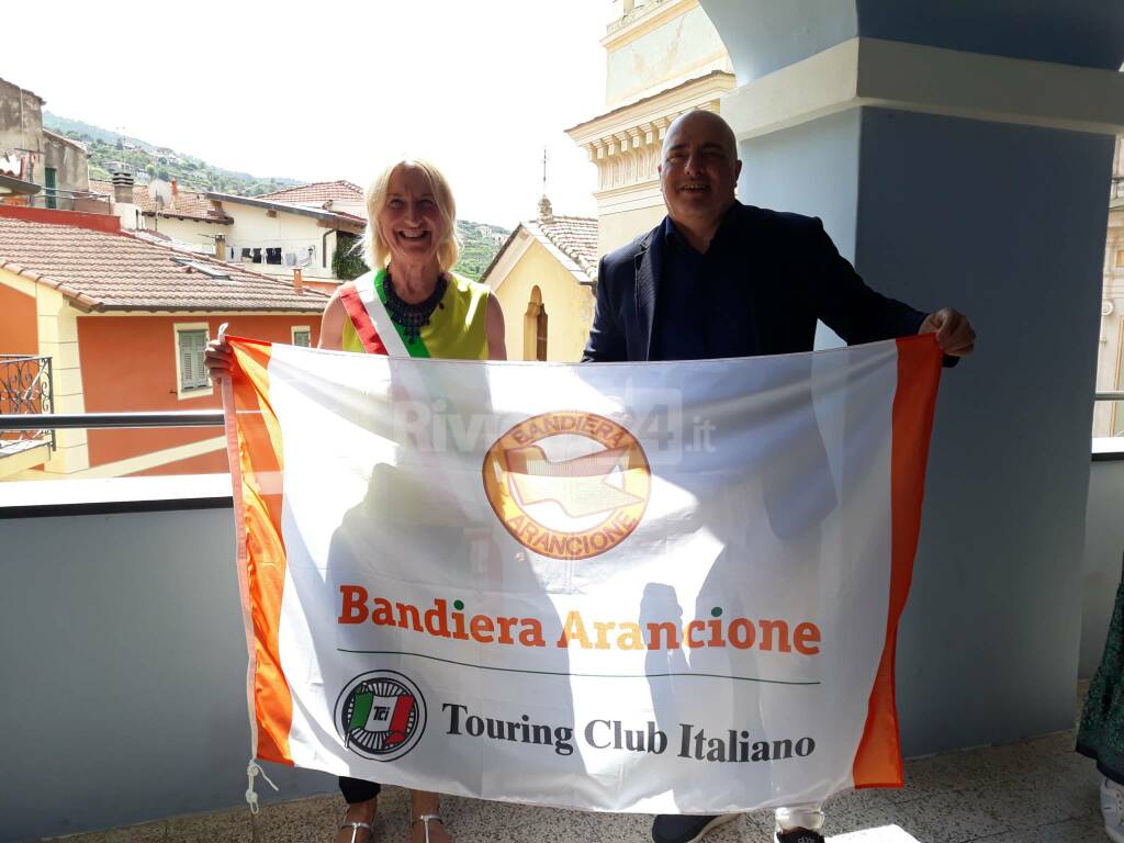 L&#8217;assessore regionale Gianni Berrino consegna la Bandiera Arancione a Vallebona