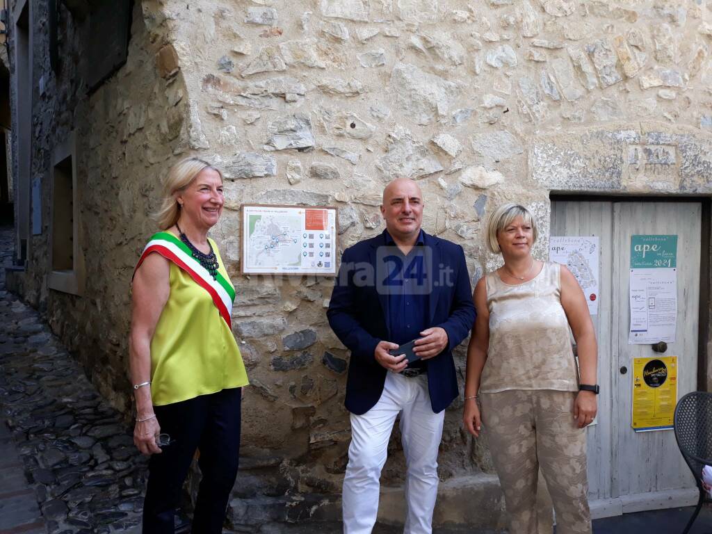 L&#8217;assessore regionale Gianni Berrino consegna la Bandiera Arancione a Vallebona