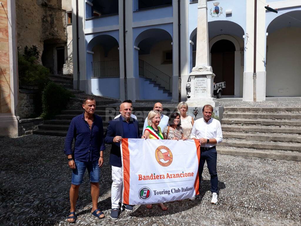 L'assessore regionale Gianni Berrino consegna la Bandiera Arancione a Vallebona