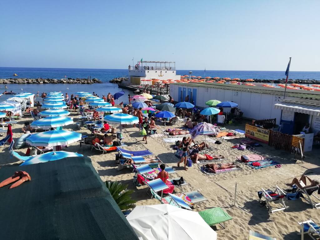 Una spiaggia non libera