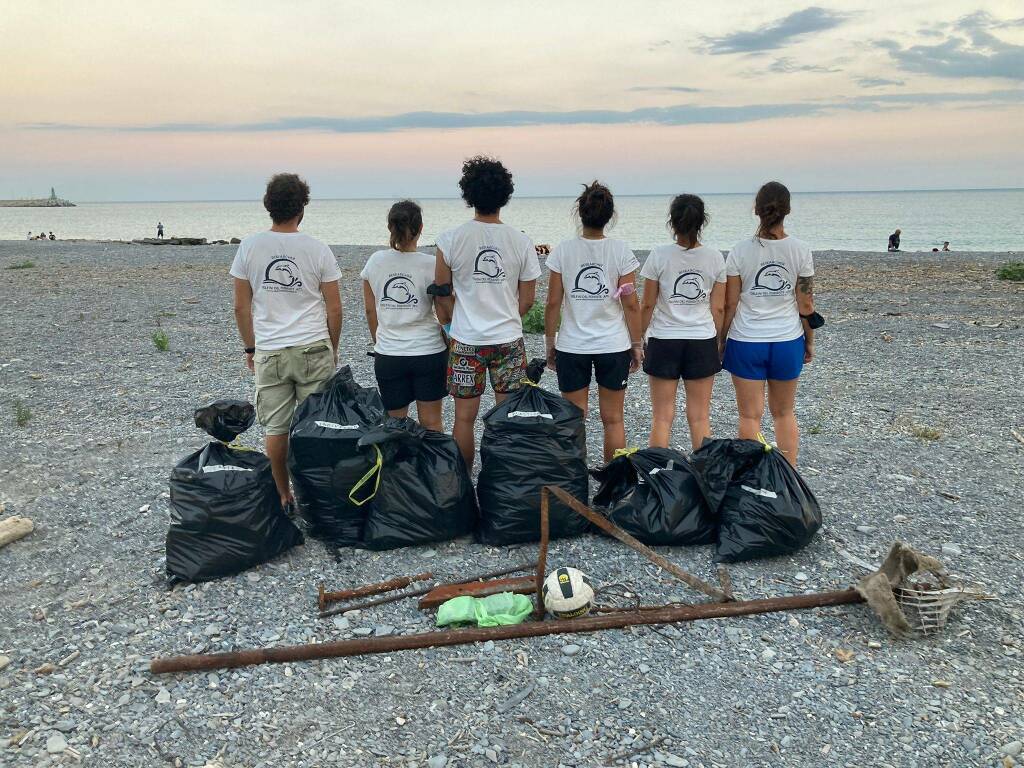 Imperia, Plastic Hunt 2021: il team Delfini del Ponente Aps ripulisce la spiaggia del Parco Urbano