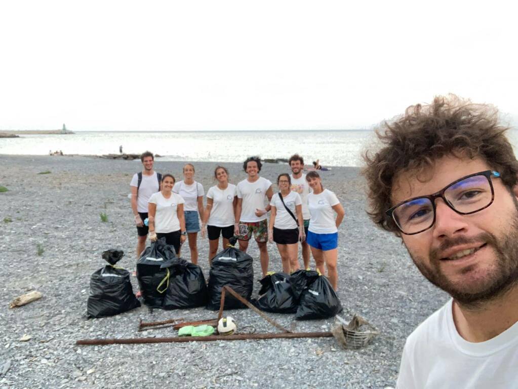 Imperia, il team Delfini del Ponente Aps ripulisce la spiaggia del Parco Urbano