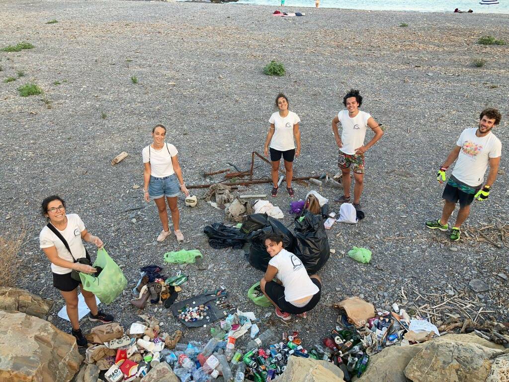 Imperia, Plastic Hunt 2021: il team Delfini del Ponente Aps ripulisce la spiaggia del Parco Urbano