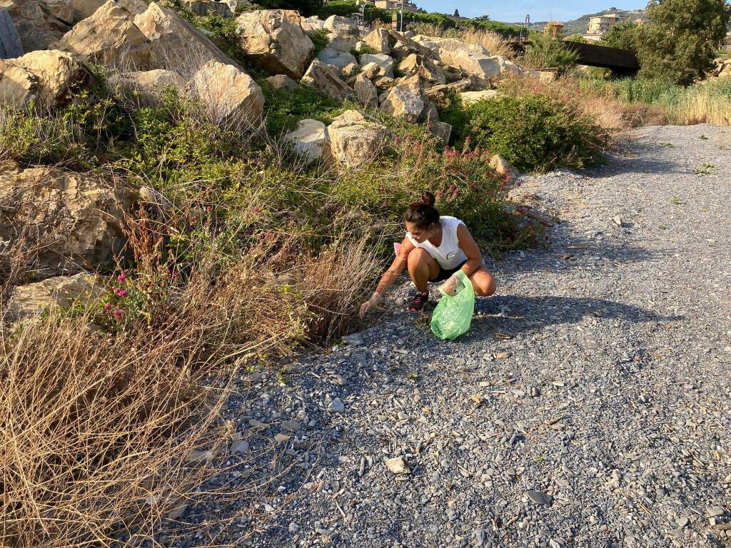 Imperia, il team Delfini del Ponente Aps ripulisce la spiaggia del Parco Urbano