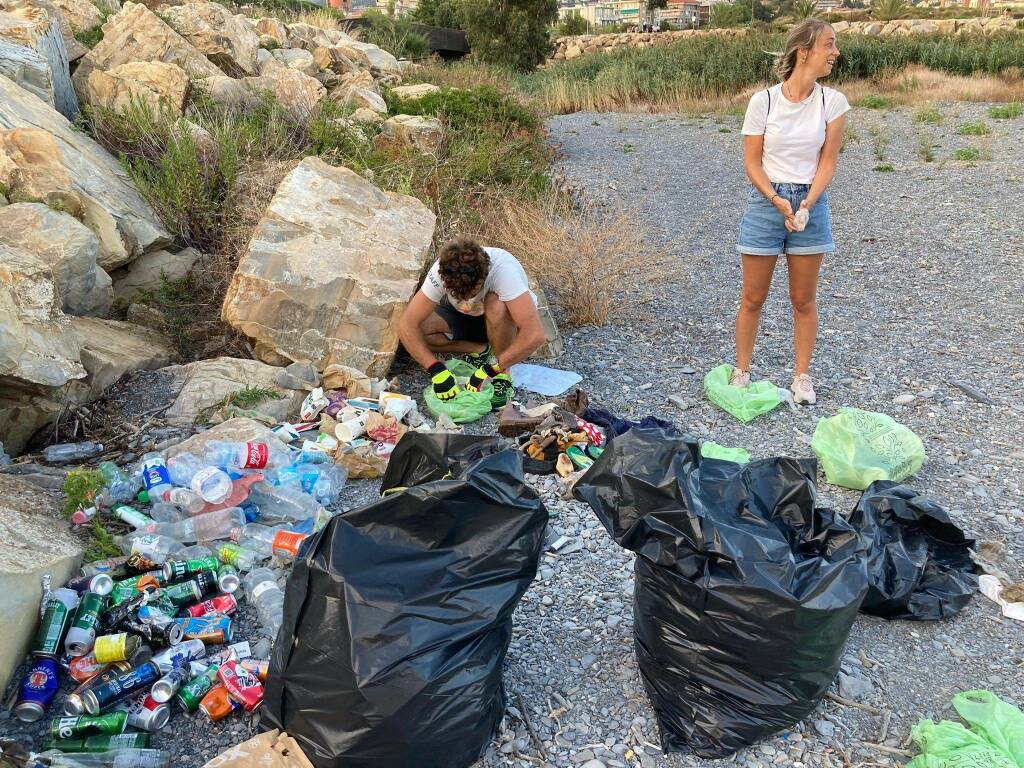 Imperia, il team Delfini del Ponente Aps ripulisce la spiaggia del Parco Urbano