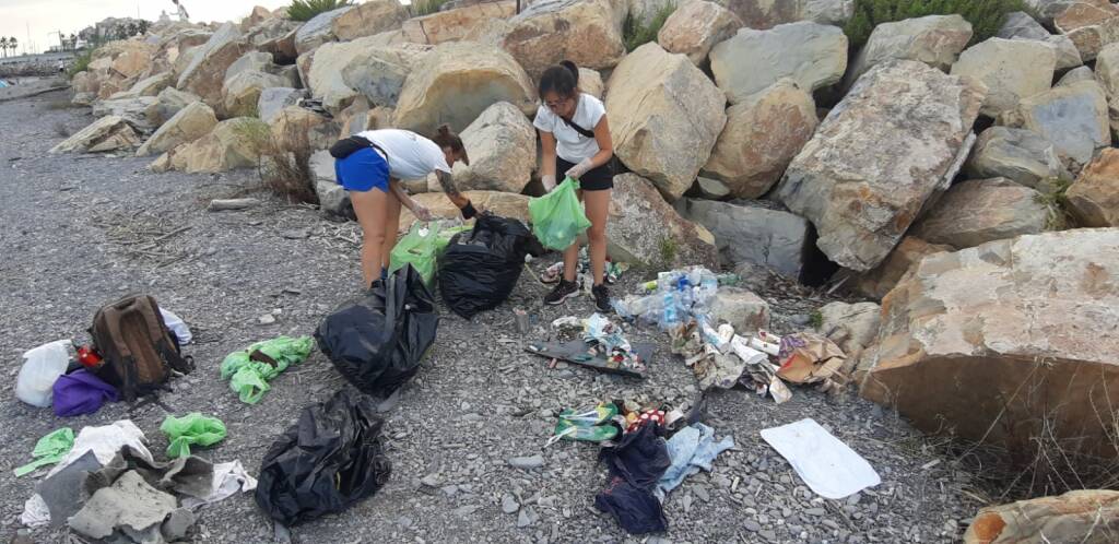 Imperia, il team Delfini del Ponente Aps ripulisce la spiaggia del Parco Urbano