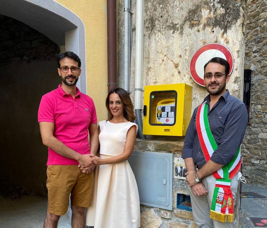 Neosposi donano un defibrillatore al Comune di Terzorio