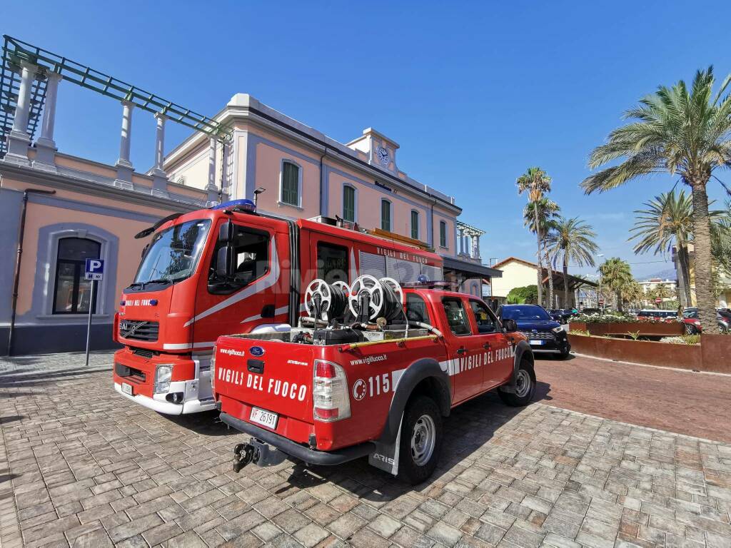 Riviera24- Rami pericolanti in stazione a Bordighera